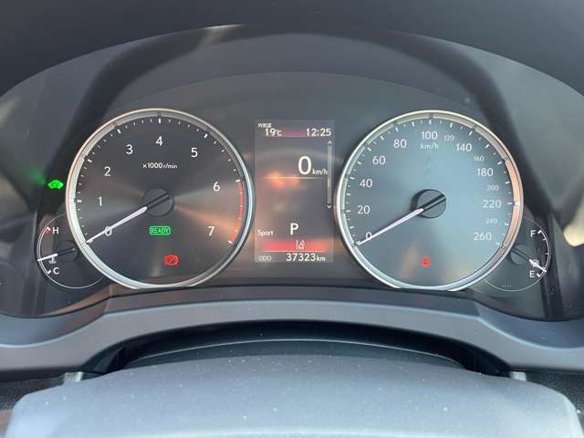 メーターまわりも鮮やかに照らし出され、デザイン、安全性ともにバッチリですね♪