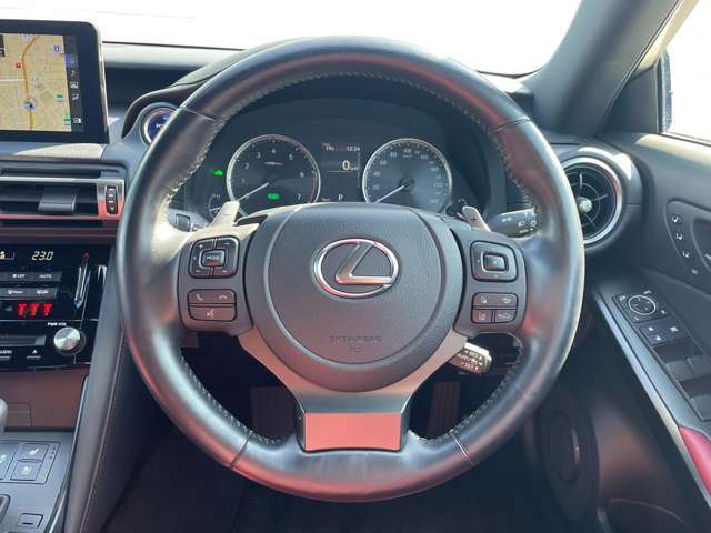 ステアリングスイッチ　手元のスイッチでナビ操作が可能です！非常に便利な機能です。取り付けのナビによってはオプション設定となっております！