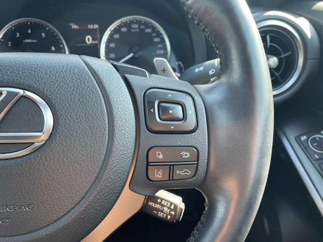 高速道路で便利なクルーズコントロールも装着済み。アクセルを離しても一定速度で走行ができる装備です。加速減速もスイッチ操作でOKです！