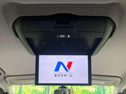 【フリップダウンモニター】大画面モニターで後席でもエンタメをお楽しみいただけます。小さなお子様にも大人気の装備です♪