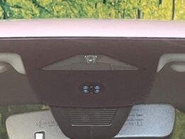 【ホンダセンシング】走行中に前方の車両等を認識し、衝突しそうな時は警報とブレーキで衝突回避と被害軽減をアシスト。より安全にドライブをお楽しみいただけます。