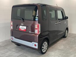 お客様にぴったりなおクルマをお選びいただけますように様々な展示車をご用意致しております！ダイハツの軽自動車だけではなく、他メーカー車やコンパクトカー・ミニバンなども数多く取り揃えております！
