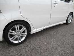 タナベ製のダウンサスでローダウンし、アルミはダイハツ純正で15インチです。足元もお洒落に決まっています！有名メーカサスで乗り心地も悪くなく、タイヤの残量もあります。