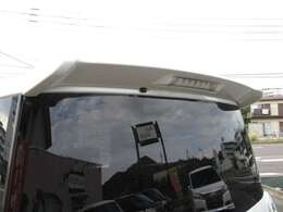 ダイハツ純正オプションの大型ルーフスポイラーです。通常のルーフスポイラーに比べて大きくしっかり存在感があります！！