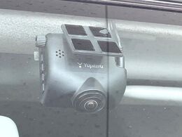 【ドライブレコーダー】安心・安全なカーライフに必須のドライブレコーダーを装備！走行中はもちろん、あおり運転や事故に遭遇した際の状況も映像で記録し、万一のリスクに備えます。