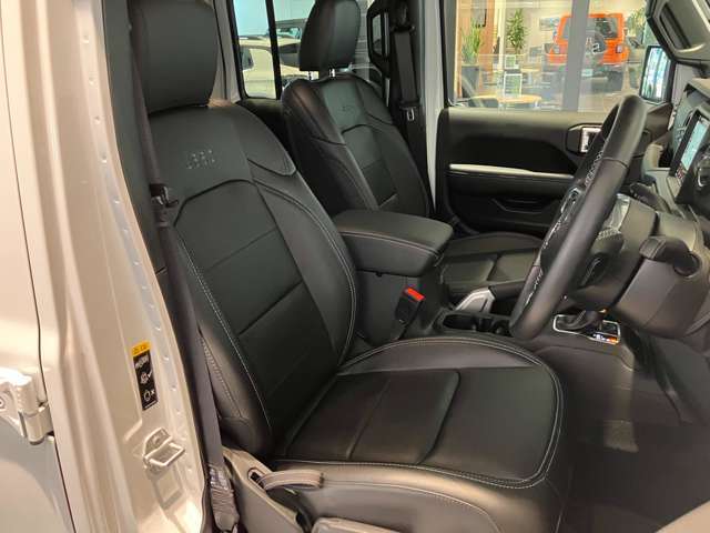 ショールームでは、認定中古車に加え、最新のニューモデルも各種取り揃えております。見学や試乗はもちろん、専門スタッフによるアドバイスなど、様々なサービスを通して、「ジープのある生活」をご体感いただけます