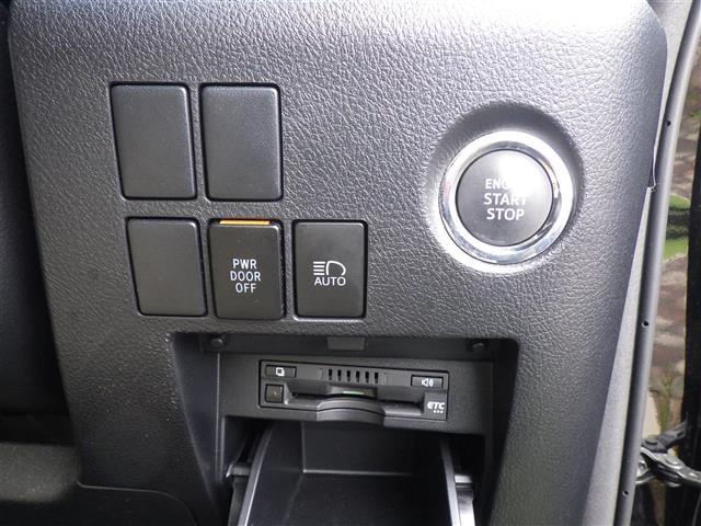 【ETC】有料道路を利用する際に料金所で停止することなく通過できる、ETC車載器（ノンストップ自動料金収受システム機器）が装備されています。セットアップを行うことで利用可能になります。