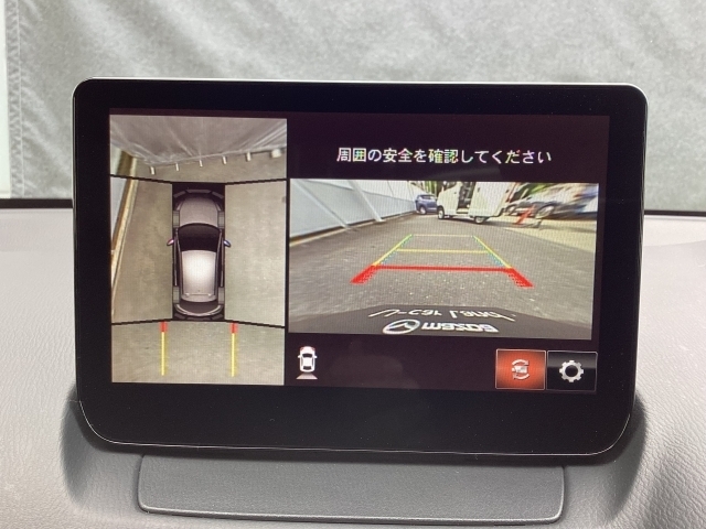 狭い場所での駐車やすれ違いなどでより的確な運転操作に役立つ360°ビューモニターが装備されています。
