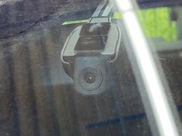 【ドライブレコーダー】安心・安全なカーライフに必須のドライブレコーダーを装備！走行中はもちろん、あおり運転や事故に遭遇した際の状況も映像で記録し、万一のリスクに備えます。