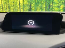 【マツダコネクトナビ】車内の雰囲気にマッチした一体型タイプのナビ。各種車輌設定やBluetooth再生等、様々な機能が楽しめます。直感的なダイヤル操作が可能で、使い勝手も良好です。