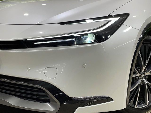 【LEDヘッドライト】悪天候や夜間走行時も良好な視界を確保し安心して運転できる高輝度LEDヘッドライトを装備！点灯速度が早く、消費電力も抑えられています。