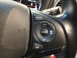 【アダプティブ・クルーズ・コントロール】予め設定した車速内でクルマが自動的に加減速。 前走車との適切な車間距離を維持しながら追従走行し、高速道路でのドライバーの疲労を軽減してくれる嬉しい機能付♪