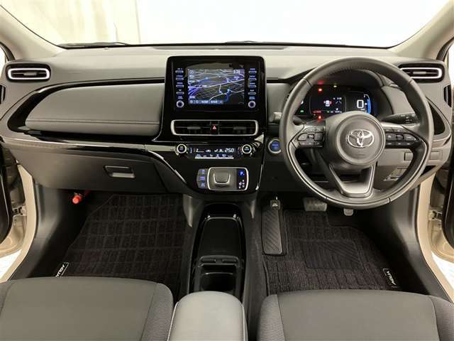 インパネ周りの写真です。操作性・視認性・質感と3拍子揃ったつくりです☆