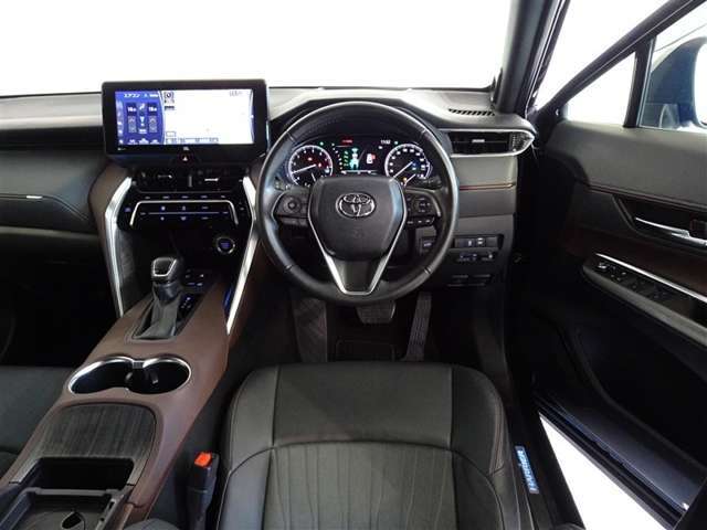 革巻きステアリングで快適な操作性の運転席です。