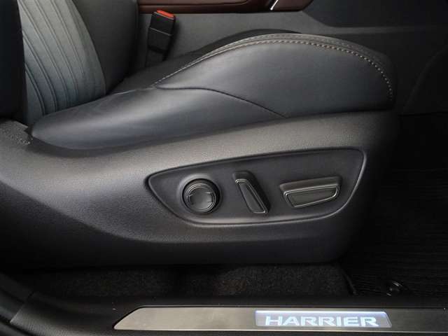 パワーシート搭載。微妙な調整が手軽にでき、ピッタリのポジションで運転することが可能です。