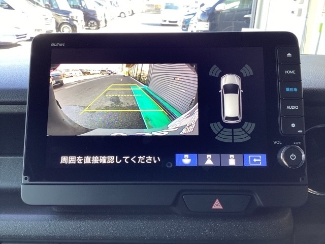 運転が苦手な方も車庫入れラクラクです！ギアをリバースに入れれば自動的にモニターが切り換わりますので、面倒な操作は不要です。前後のセンサーも装備してますのでさらに安心ですね！