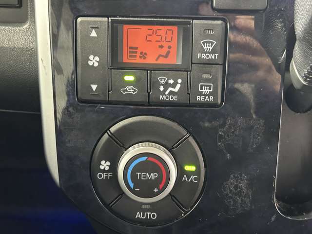【オートエアコン】車内温度を感知して自動で温度調整をしてくれるのでいつでも快適な車内空間を創り上げます！