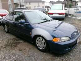 今となっては大変希少なEJ1です。AT車とは言え派手な改造車が目立つ昨今ですが、こちらのお車は機関フルノーマルに車高調と言った至ってマイルドなお車です。外装こそ色褪せございますがきれいに直す事は容易です。