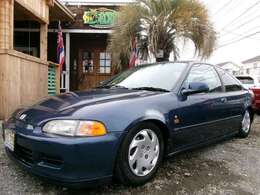 ご覧のとおりマイルドな佇まいのお車です。実走行、修復歴無し。タイミングベルト交換済みです。車高調やUSサイドマーカーも備わります。フェンダー爪折り部に錆防止のサフェーサー吹き付けがございます。
