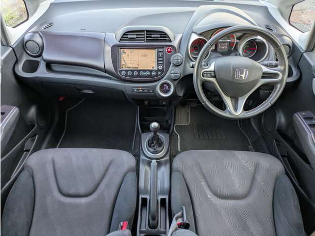 内装はブラックを基調としたシックで落ち着いた雰囲気の車内になっております♪パネルやスイッチ類には目立つキズや汚れ等も無くキレイな状態です♪