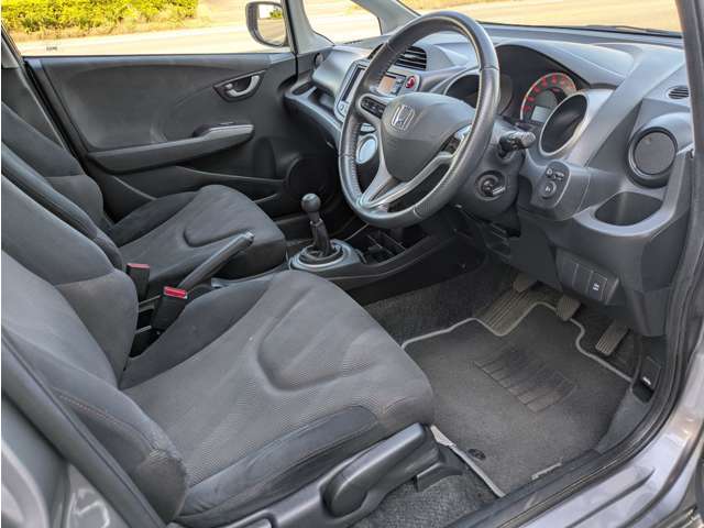 運転席は足元も広々♪シートリフターも装備されておりますので運転しやすいポジションに調整出来ます♪安全運転はまず正しい姿勢から♪