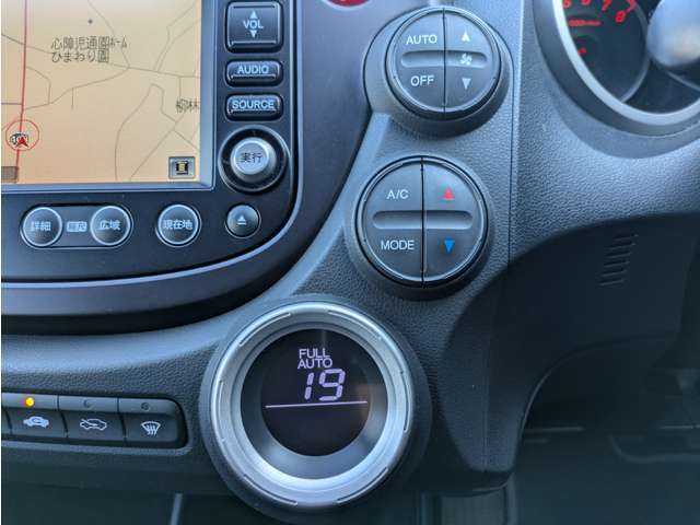 エアコンはAUTOエアコンになっております♪パネルやスイッチ類にキズや汚れ等も無くとてもキレイな状態です♪
