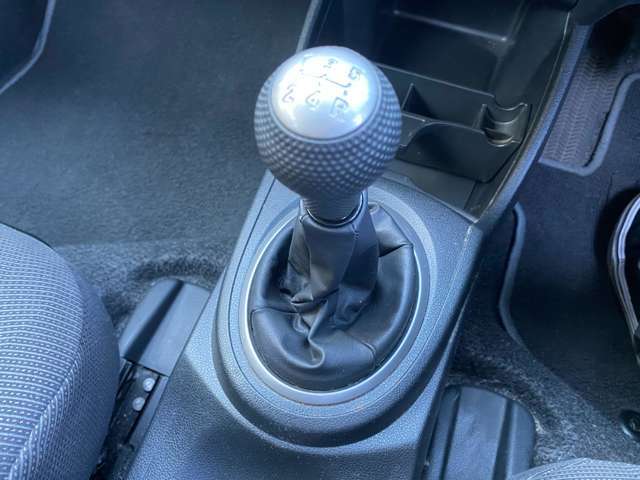 5速マニュアル車となっております♪ギアの入りも良くクラッチもスムーズです♪