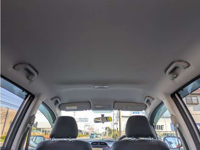 天張りの剥がれや垂れ等もなくキレイな状態です♪清潔感の有る車内となっております♪