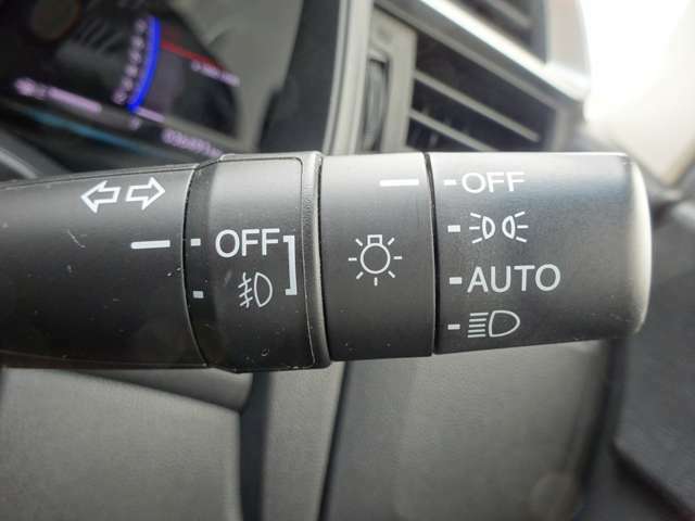 【オートライト機能】オートライト機能付いていますので自動でヘッドライト点灯・消灯します。トンネルの多い道などでは重宝しますね。ライト消し忘れ防止にもなりますよ。