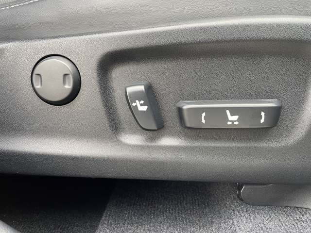 電動シートで、細かい座席調整が可能です。