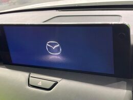 【12.3インチマツダコネクト】車内の雰囲気にマッチした大型ディスプレイ。スマホ接続でのナビ使用やBluetooth再生等、様々な機能が楽しめます。直感的なダイヤル操作が可能で、使い勝手も良好です。