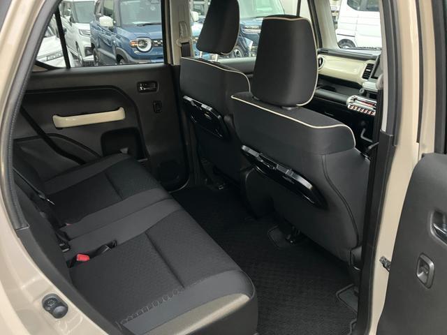 リヤシートも全車消毒済み。足元も広々。ドアには小物を収納できる便利な【リヤポケット】付。