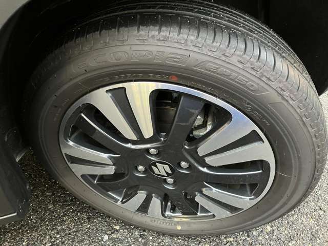 切削加工とブラック塗装を施したスタイリッシュな純正アルミホイールを装着！存在感があります。