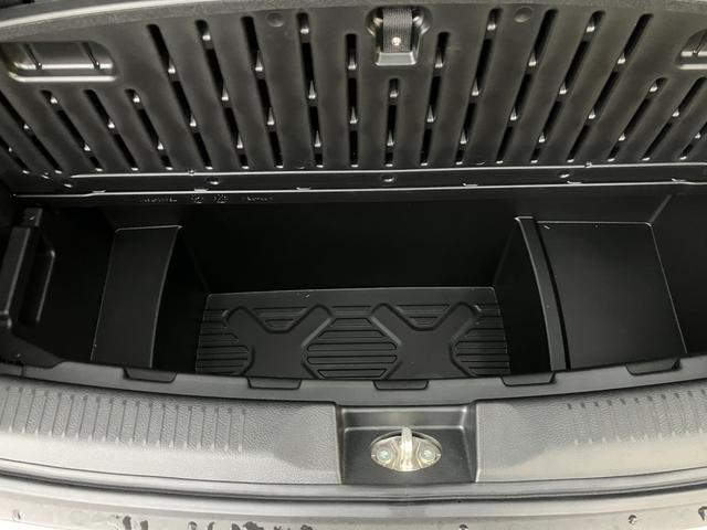 ラゲッジフロアの下には【ラゲッジアンダーボックス】が。取り外して水洗いもできるのでアウトドアや汚れたものの収納にも柔軟に対応できます。