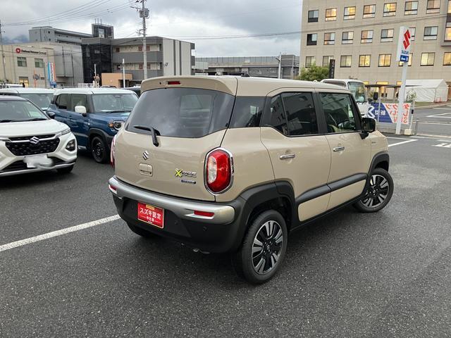 右斜め後ろからの特徴的なフォルム。スポーティな【ルーフエンドスポイラー】が後ろ姿を引き締めます！