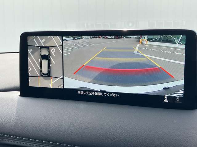 360°ビューモニターでは、両サイドとフロント、バックカメラの合成で、あたかも上空から見下ろした様に周囲を確認して頂けます。駐車場だけでなく、T字路等でも活躍のアイテムです！