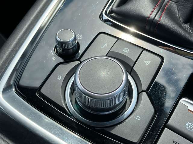 手元には運転姿勢を崩さずに操作していただける、ロータリーコマンダースイッチが装備されております。