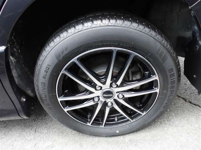 社外アルミホイール付き。タイヤ装着サイズは「205/60R16」です。