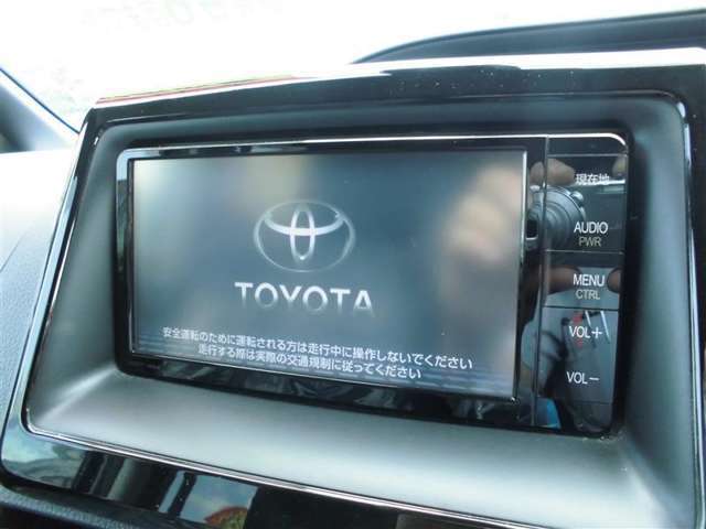 お出かけに便利なカーナビ付き。