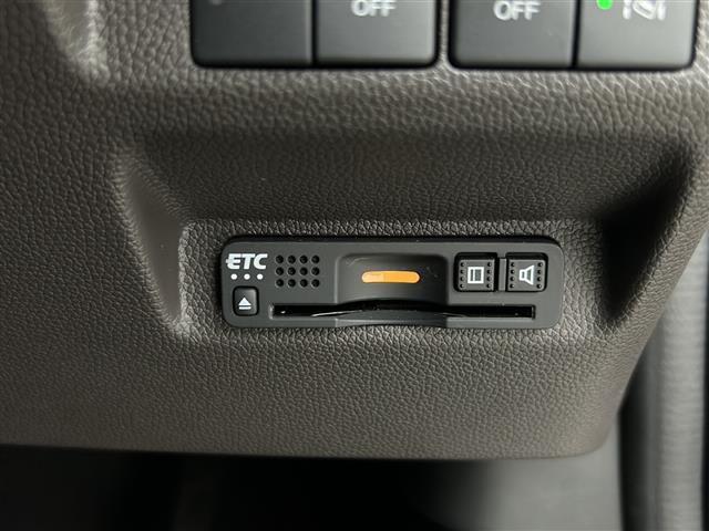 【ETC】有料道路を利用する際に料金所で停止することなく通過できる、ETC車載器（ノンストップ自動料金収受システム機器）が装備されています。セットアップを行うことで利用可能になります。