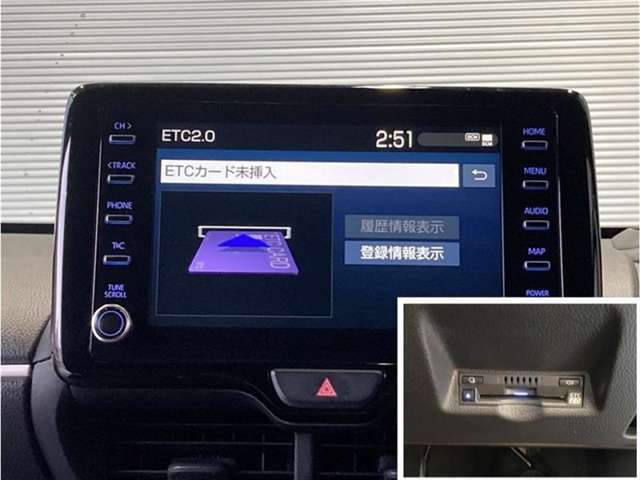 ナビ連動ETC付きです。高速道路料金所での小銭の出し入れや雨天時における窓の開け閉めなどの煩わしさが解消できます。料金所の通過もスムーズで快適ですよ。☆使用履歴表示や音声案内もしてくれます☆