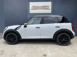 当店は鈑金塗装を中心に、中古車販売・注文販売・買取などを行っております。ぜひお気軽にご相談ください。確かな技術で、キズやヘコミを直します。ご予算に応じて様々な修理方法をご提案出来ます。