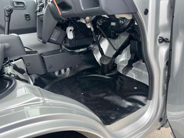 運転席はくつろぎのプライベート空間！ 車内をクリーニングしてお待ちしております！