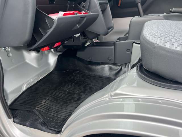 フロアマットも綺麗にクリーニングして納車しております！