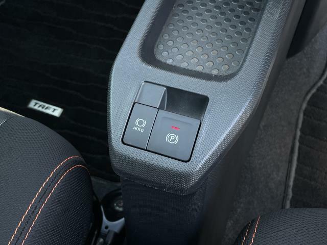 運転席・助手席間に電動パーキングブレーキとオートブレーキホールドスイッチが付いています♪