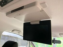 【フリップダウンモニター】大画面モニターで後席でもエンタメをお楽しみいただけます。小さなお子様にも大人気の装備です♪