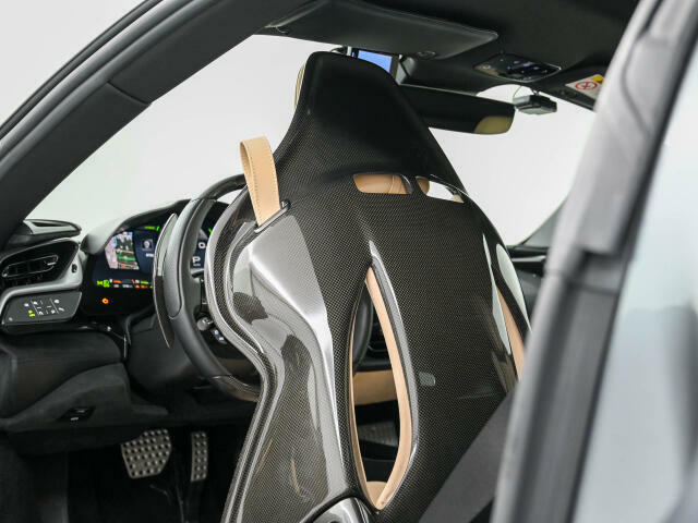 強靭なカーボン繊維が使用され、サーキット走行時でもシート自体が動くことなく、ドライビングに集中出来るようになっております。