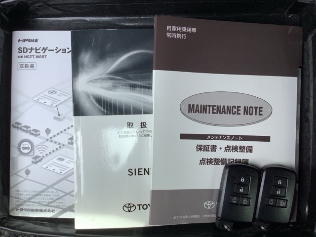 スマートキーは鍵をバッグに入れたままでもドアロックの開閉やエンジンのON・OFFができます。夜間や雨の日も鍵を探さなくて良いので便利です。