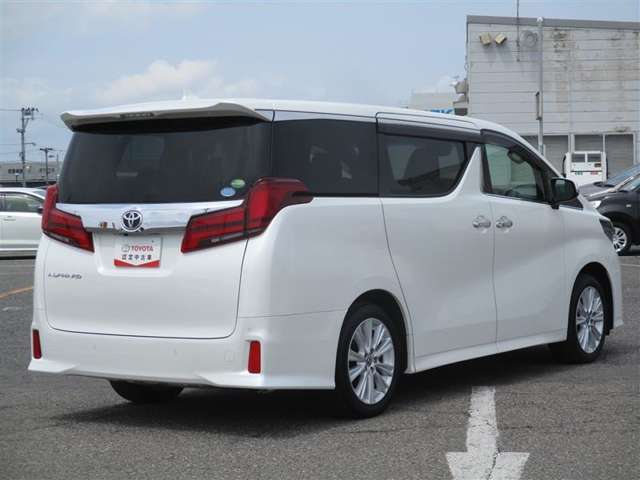 明るく広々、落ち着いた店内では、中古車のご検討・ご購入のほか、携帯電話（au）の購入等、様々なご相談に幅広く応えていきます♪