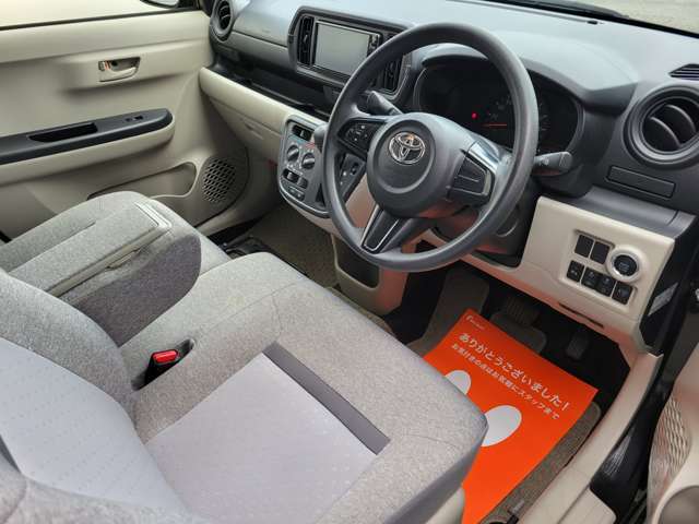 運転席周辺シートも丁寧に乗っていただいていたのできれいです